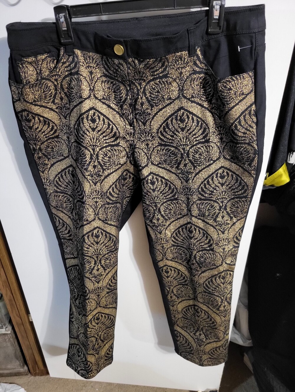 Chico's Gold Metallic Denim Black Floral Print SZ 2.5 Women - Picture 1 of 9